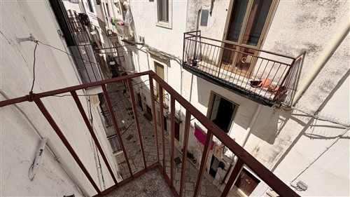 Casa Indipendente Di 2 Vani Oltre Locale Al Piano Terra.